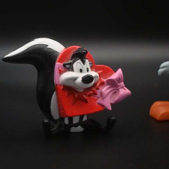 Road runner (2020 mcdonalds toy) + vintage Pepe le Pew 2.5" Figure Toy PVC 1999 - Picture 3 of 4
